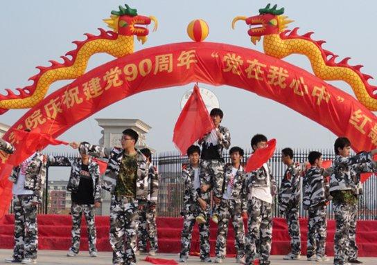 《地下交通站》中华丽配角:牛人数不过来,客串的成相声界大佬